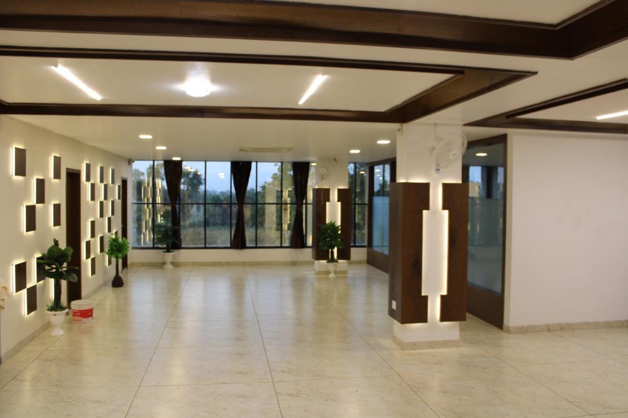 Hotel The Grand Piano - Best Business Hotel In Patan Екстериор снимка