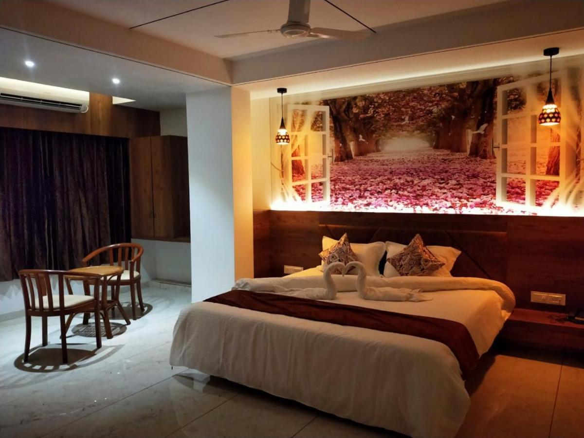 Hotel The Grand Piano - Best Business Hotel In Patan Екстериор снимка