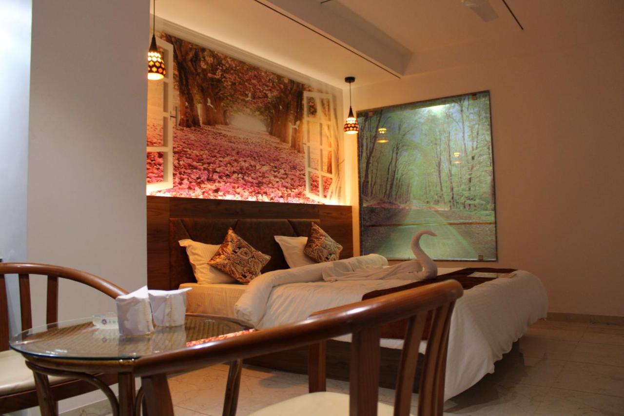 Hotel The Grand Piano - Best Business Hotel In Patan Екстериор снимка