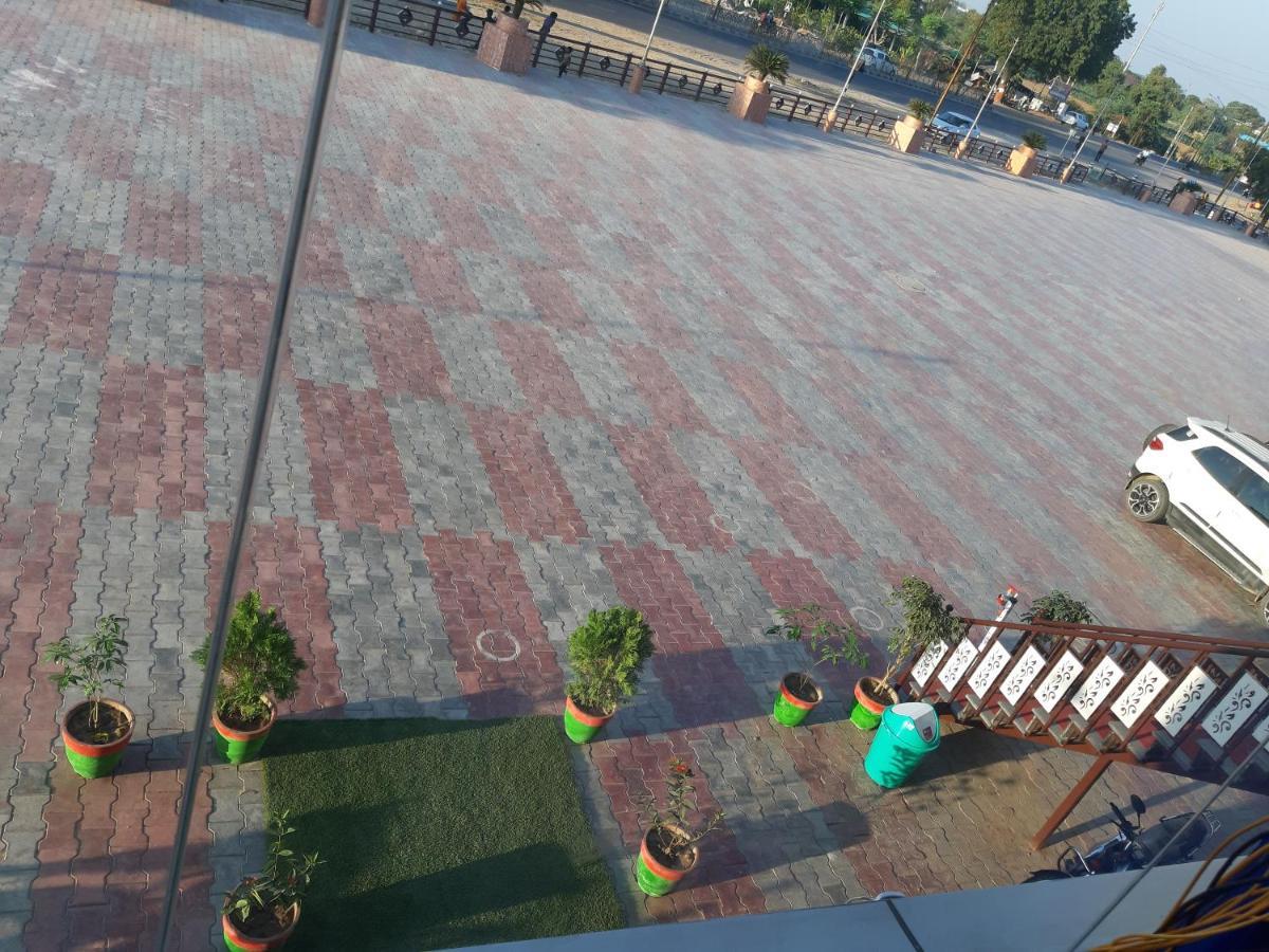 Hotel The Grand Piano - Best Business Hotel In Patan Екстериор снимка