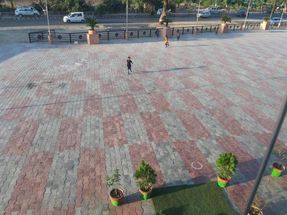 Hotel The Grand Piano - Best Business Hotel In Patan Екстериор снимка