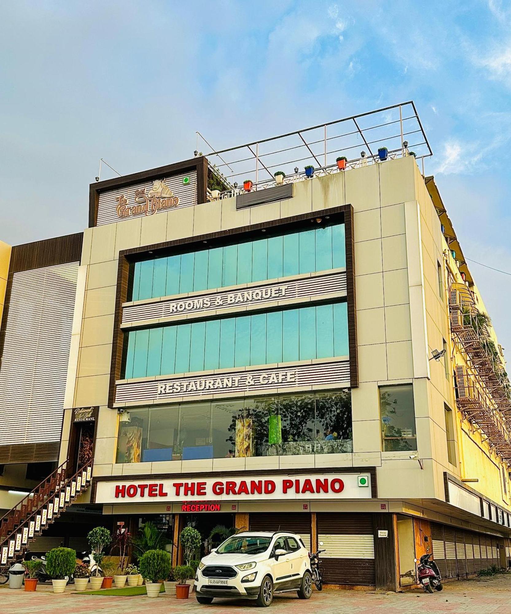Hotel The Grand Piano - Best Business Hotel In Patan Екстериор снимка