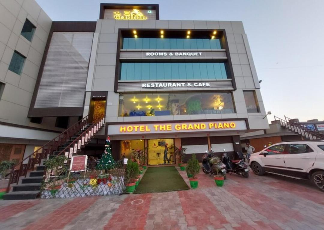 Hotel The Grand Piano - Best Business Hotel In Patan Екстериор снимка