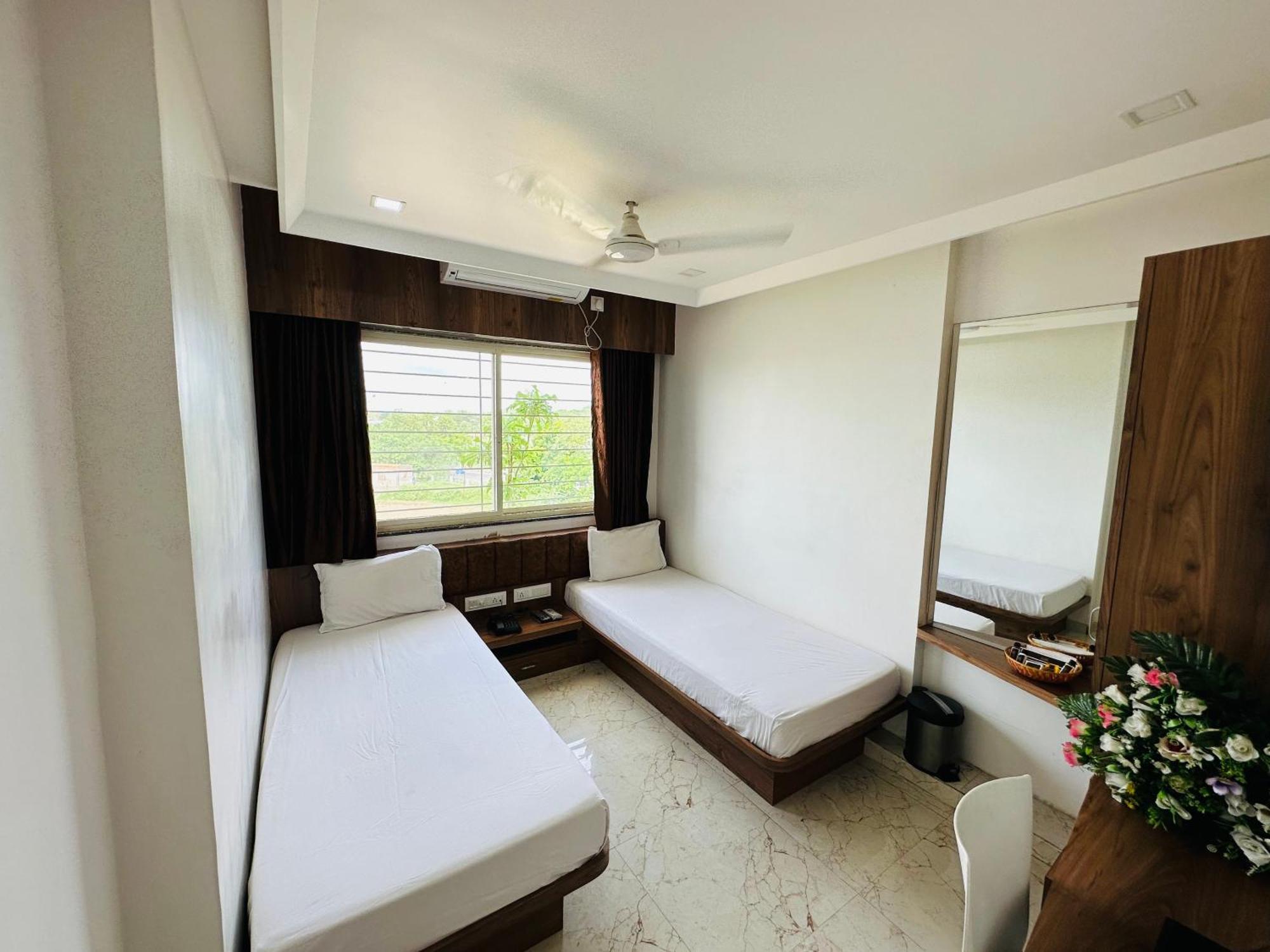 Hotel The Grand Piano - Best Business Hotel In Patan Екстериор снимка